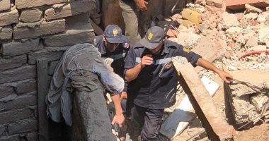 مأساة فى السادسة صباحا.. انهيار عقار من 4 طوابق فى الوراق.. انتشال جثة أحد الضحايا والبحث عن أخرى.. تصدع مبانى مجاورة و"الجيزة" تقرر إخلاءها من السكان.. والمحافظة: صدر قرارا بترميمه والمالك لم ينفذ.. فيديو وصور