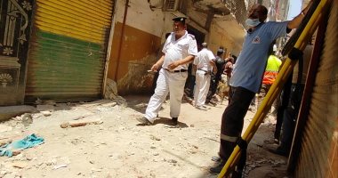 الحماية المدنية تستعين بكلاب مدربة للبحث عن ضحايا عقار الوراق المنهار.. صور