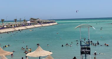 توافد كبير من المواطنين على شواطئ الغردقة هروبا من ارتفاع درجة الحرارة.. لايف