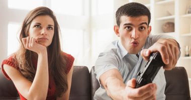7 علامات بتقولك إن حبيبك أنانى.. مش بيشترى هدايا وبيتحكم فيكى