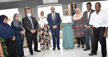 محافظ أسوان يكرم طالبتين بعد حصدهما المراكز الأولى بالجمهورية بالدبلومات الفنية.. صور