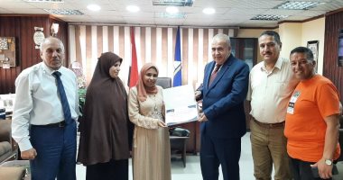 وكيل تعليم دمياط يكرم الطالبة "آلاء" الأولى على دبلوم المدارس الفندقية
