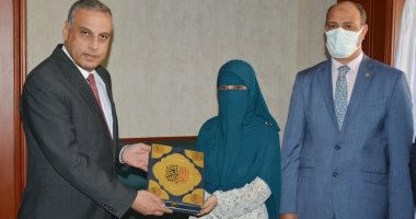 محافظ سوهاج يكرم الطالبة أسماء الأولى على الجمهورية بالتعليم الفنى التجارى
