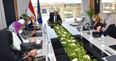 محافظ أسوان: تخصيص مدربين على لغة الإشارة بالمواقع الخدمية.. صور