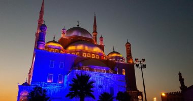 مصر تضيء معالم أثرية ومستشفيات احتفالا باليوم العالمى للالتهاب الكبدى.. صور