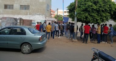 طلاب الثانوية العامة بالمنوفية يبدأون الدخول إلى لجان امتحان الديناميكا