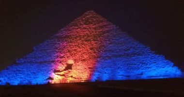 إضاءة الأهرامات باللون الأزرق والبرتقالى بمناسبة اليوم العالمى للكبد