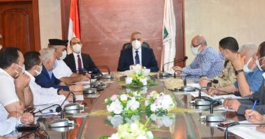 محافظ سوهاج يشدد على سرعة إنهاء إجراءات تخصيص أراضى مشروعات "حياة كريمة"