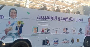 أتوبيس مكشوف فى استقبال هداية ملاك وسيف عيسى بمطار القاهرة.. صور   