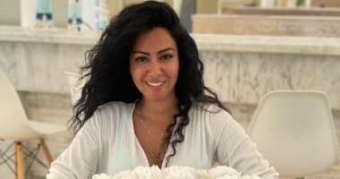 ميرهان حسين تقف على خشبة المسرح لأول مرة مع أشرف عبد الباقى فى الساحل