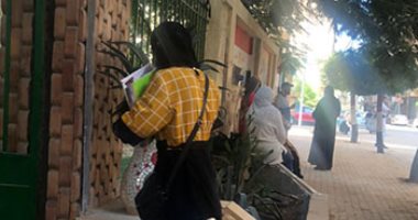 طلاب الشعبة العلمية رياضيات يؤدون امتحان مادة الرياضيات التطبيقية "ديناميكا".. تطبيق الإجراءات الاحترازية وتسليم الطلاب أكياس جيل مطهر.. قياس الحرارة والتباعد بينهم.. وتفتيش بالعصا الإلكترونية لمنع وسائل الغش