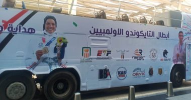 استقبال جماهيرى حافل لهداية ملاك وسيف عيسى بمطار القاهرة.. فيديو وصور