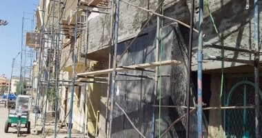 مدينة الأقصر تستكمل طلاء واجهات المنازل بطول طريق الكباش قبل افتتاحه