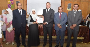 تكريم 200 طالب بتربية سوهاج لمشاركتهم فى محو أمية 853 مواطنا