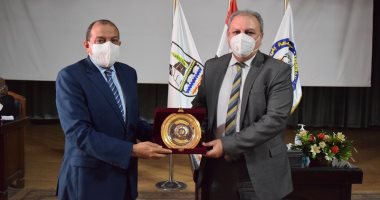 رئيس جامعة بنى سويف يكرم عمداء الكليات بالجامعة لمجهوداتهم المتميزة.. صور