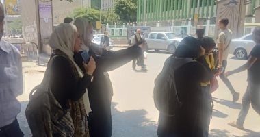 طلاب الثانوية العامة يلتقطون سيلفى بعد امتحان الإنجليزى.. ويؤكدون: "كان سهل"