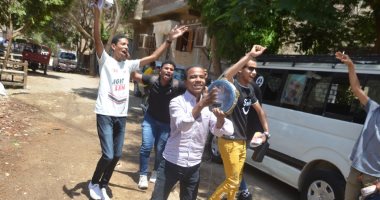 بالرقص وعلامة النصر.. شاهد الفرحة تكسو وجوه طلبة الثانوية العامة بالأقصر