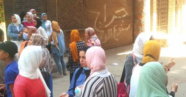 بالسليفى والزغاريد.. طالبات الأدبى بثانوى عام بالبحيرة يحتفلن بانتهاء امتحانات