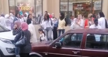 طالبات الثانوية العامة ببورسعيد يحتفلن بانتهاء ماراثون الامتحانات.. فيديو 