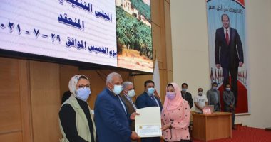 محافظ الوادى الجديد يكرم أوائل الشهادتين الفنية والأزهرية ويمنحهم مكافآت مالية