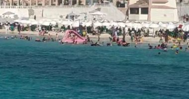 جولة على كورنيش وشواطئ مطروح الساحرة ورصد أجواء المصيف.. فيديو