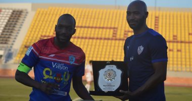 شيكابالا يُكرم قائد "أبها السعودى" بدرع نادى الزمالك.. صور