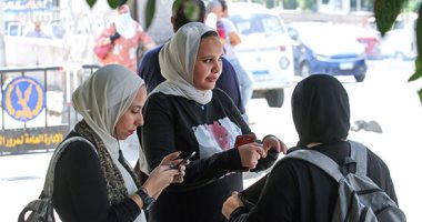 فرحة بين طلاب الثانوية العامة من مستوى امتحان اللغة الإنجليزية.. ألبوم صور
