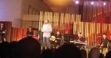 على الحجار يبدأ حفل دار الأوبرا بأغنية "تحت نفس الشمس"