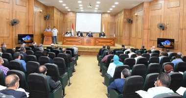 محافظ قنا يوجه باستبدال سيارات الكبود بأخرى آدمية لنقل المواطنين