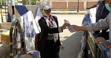 الثانوية العامة بالمحافظات.. 255 ألف طالبا بالشعبة الأدبية يؤدون امتحان اللغة الأجنبية الأولى.. إجراءات إحترازية أمام اللجان بكفر الشيخ والغربية والأقصر.. وتوزيع زجاجات مياه معدنية على طلاب أسوان.. فيديو