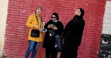 الأمهات ينتظرن أبنائهن فى آخر امتحانات الثانوية العامة للشعبة الأدبية