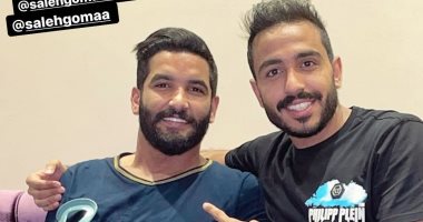 صالح جمعة بـ"العكاز".. وكهربا يزوره بعد فوز الأهلى: ترجع بالسلامة يا معلم مصر