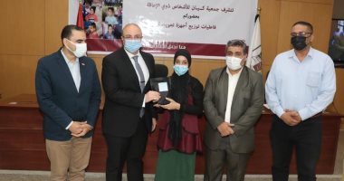 محافظ بنى سويف يُسلًم أجهزة تعويضية لدعم ذوى الإعاقة السمعية ..صور
