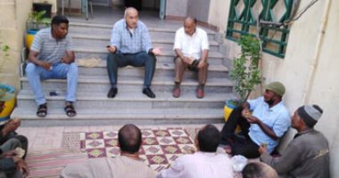 رئيس مدينة القرنة بالأقصر يلتقى عمال النظافة لبحث مطالبهم.. صور