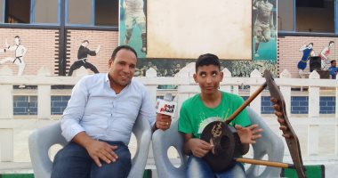 "بلال" أول كفيف يعزف السمسمية وفاز بجائزة سيد حجاب فى الشعر.. فيديو