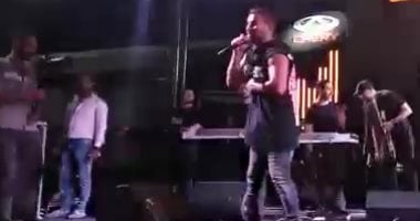 أحمد سعد يشعل حفله بالمنوفية بأغنية "وسع يالا البابا جه".. صور