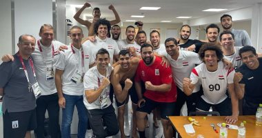 لاعبو اليد يحتفلون بالتأهل لربع نهائي الأولمبياد فى غرفة الملابس