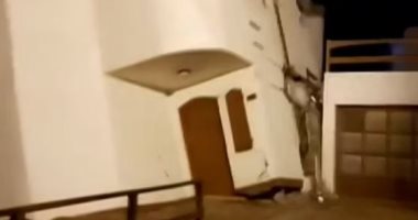 انجراف منزل من طابقين بالأرجنتين إلى المحيط بسبب موجة مد عالى.. فيديو وصور