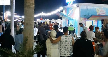 كورنيش مطروح ليلا شكل تانى.. متعة التمشية وأجواء بهجة المصيف (فيديو لايف)