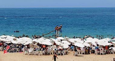 صيف ساخن جدا بالإسكندرية.. الآلاف يتحدون الشمس حبا فى عروس البحر المتوسط.. و"السياحة والمصايف" تضبط مخالفات فى 10 شواطئ أبرزها فرض إكراميات ومخالفة أسعار الدخول.. وفرض عقوبات رادعة لمستأجرى الشواطئ.. فيديو وصور
