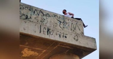 لحظة إنقاذ شاب حاول القفز من فوق جسر فى العراق.. فيديو وصور