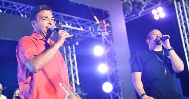 هشام عباس وحميد الشاعرى يحييان "حفل تسعيناتى" فى الساحل الشمالى.. صور