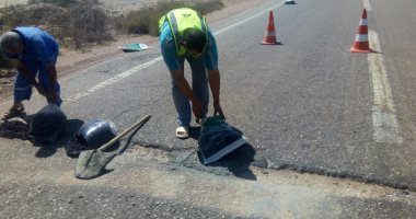 ترميم طريق "الزعفرانة رأس غارب الغردقة" لرفع كفاءته لتأمين سلامة المسافرين.. صور 