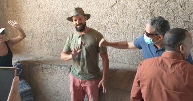 وزير الآثار يعد سائحا برازيليا بزيارات هدية للمعابد حال فوز منتخب مصر بالأولمبياد