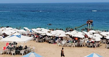 صيف ساخن جدا بالإسكندرية.. الآلاف يتحدون الشمس حبا فى عروس البحر.. لايف