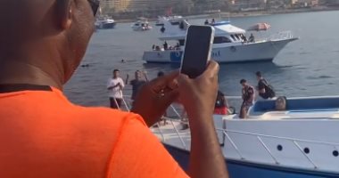موسيمانى يبادل جماهير الأهلي التحية على شاطئ السويس .. فيديو