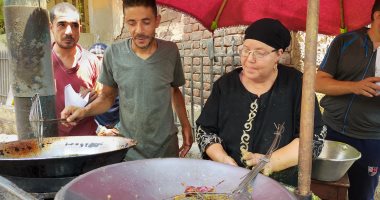 "أم حسين" أشهر بائعة طعمية فى طنطا.. قصة كفاح 42 عاما.. توفى زوجها وتربى 9 أبناء وأحفاد.. شادية: زوجى مات وعمرى 27 سنة ونزلت الشارع من أجل العمل وتربية عيالى.. ونفسى فى شقة أعيش فيها بديلا للإيجار.. فيديو
