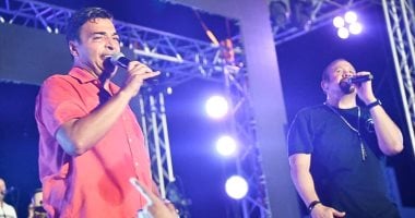"عينى" أغنية جمعت حميد الشاعرى وهشام عباس وقدماها لايف بعد ربع قرن.. فيديو وصور