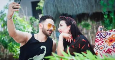 صافيناز عن صورها مع رامى دياب: مش خطيبى ده تصوير كليب