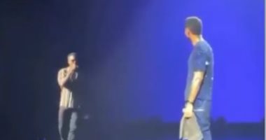 كيفين هارت يغازل User بعد مشاركته المسرح في حفله أمس.. اعرف التفاصيل